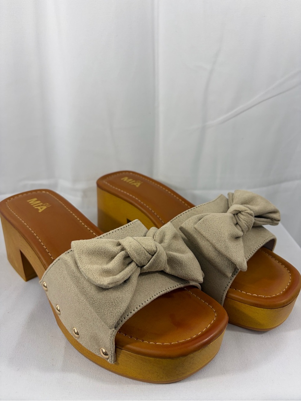 NWT MIA Women’s Size 9 Beige Bow Platform Mules with Block Heel